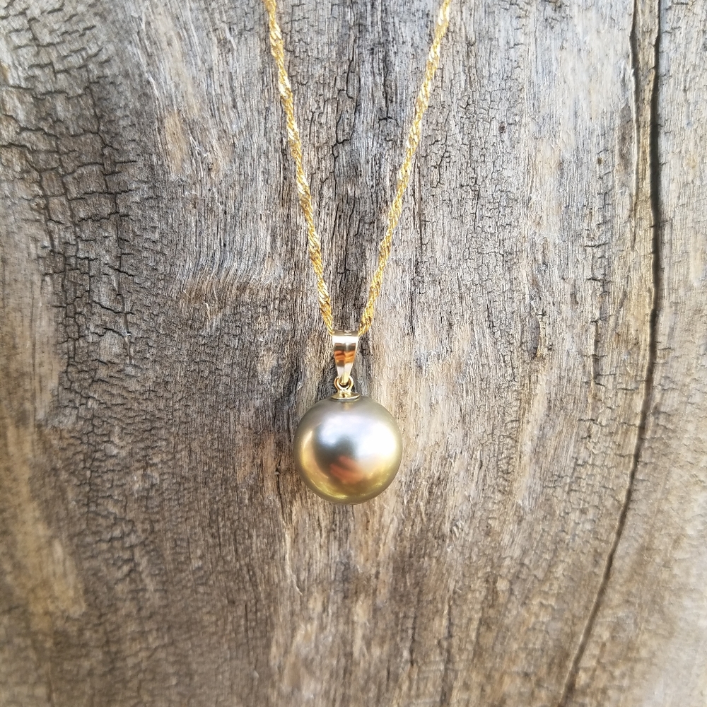 Tahitian pearl necklace